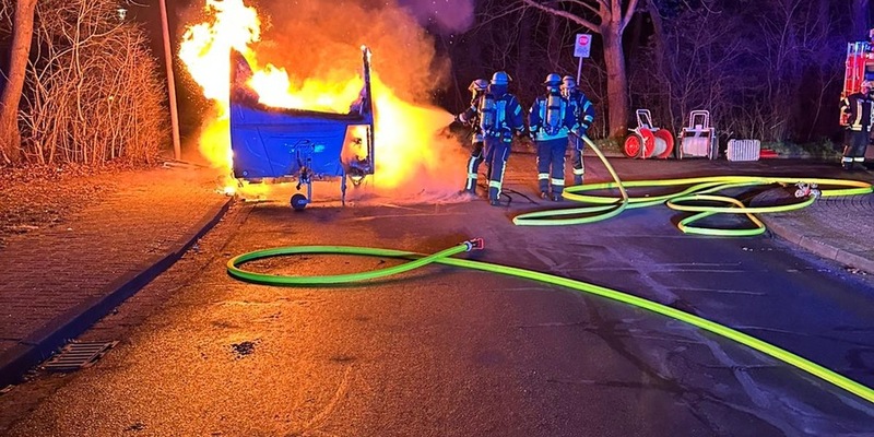 FW Celle: Wohnwagen in Vollbrand - Foto: presseportal.de
