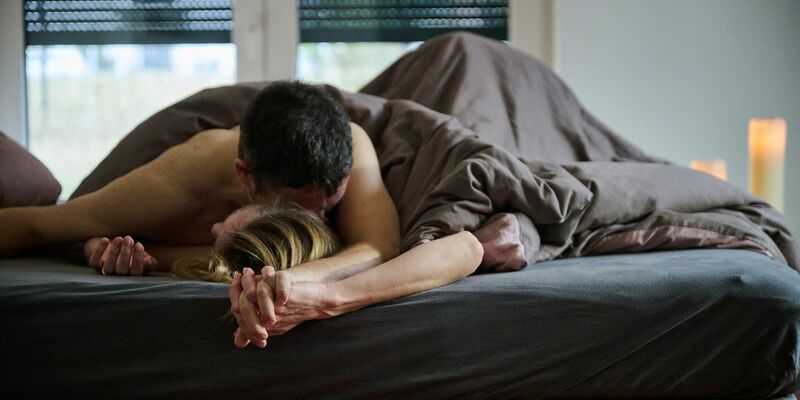 Beim Coitus interruptus muss der Mann den Penis rechtzeitig vor dem Samenerguss rausziehen (Symbolbild). - Foto: Annette Riedl/dpa