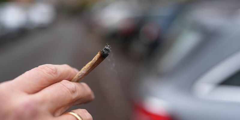 Schon in geringem Maß kann der Mischkonsum von Cannabis und Alkohol zu Einschränkungen der Fahrtüchtigkeit führen, sagen Experten. - Foto: Marcus Brandt/dpa