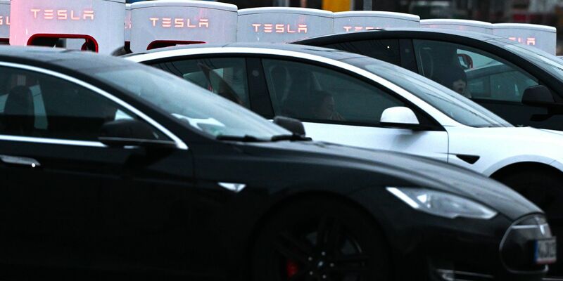 Die Neuzulassungen von Tesla-Autos in Deutschland sind eingebrochen. (Archivbild) - Foto: Federico Gambarini/dpa