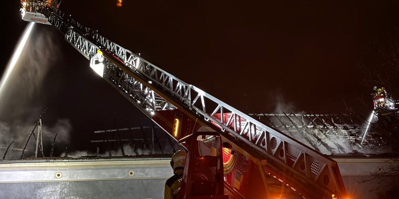 FW Dresden: Großbrand in ehemaliger Eventlocation Merlins Wunderland: Feuerwehr Dresden verhindert Ausbreitung - Foto: presseportal.de