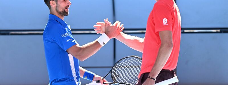 Nach dem verlorenen ersten Satz gratulierte Novak Djokovic (l) Alexander Zverev. - Foto: James Ross/AAP/dpa