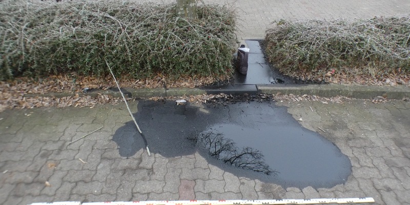 POL-RZ: Wer führte seinen Ölwechsel auf einem Parkplatz durch? - Zeugen gesucht - Foto: presseportal.de