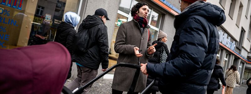 Mohammed al-Zoubi ist vor sieben Monaten Deutscher geworden. Der Altenpfleger aus Syrien freut sich, erstmals an einer Bundestagswahl teilzunehmen. Er bittet den SPD-Direktkandidaten für Berlin-Neukölln, Hakan Demir, in seine Wohnung, um mit ihm über Politik zu diskutieren. - Foto: Fabian Sommer/dpa