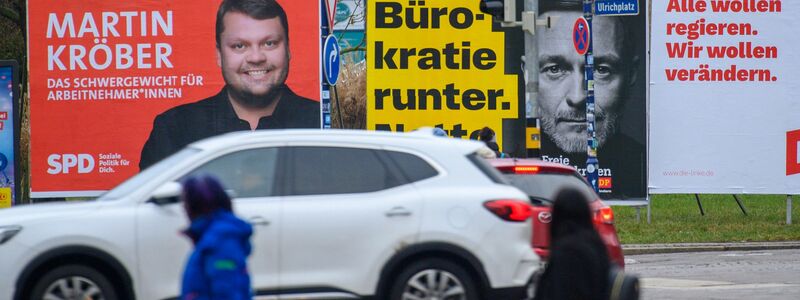 Wahlplakate, wie hier in Magdeburg, sollen nicht nur die Kandidaten und Kandidatinnen bekannter machen, sondern idealerweise auch Themen ansprechen, die die Wähler besonders bewegen. Aktuell ist das vor allem das Problemfeld Wirtschaft und Inflation. - Foto: Klaus-Dietmar Gabbert/dpa