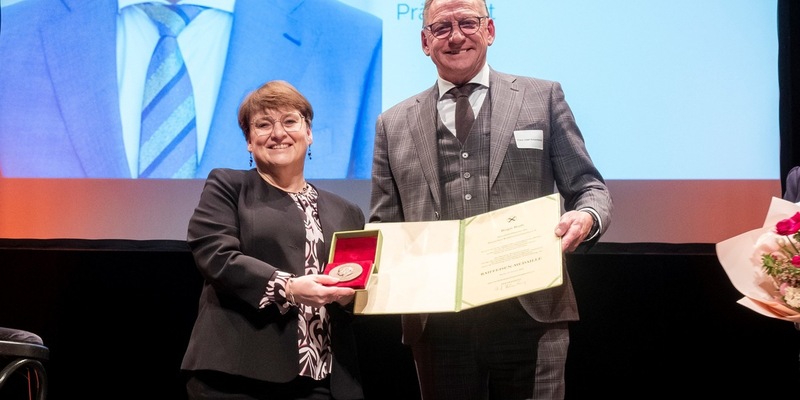 Raiffeisenmedaille für DRV-Geschäftsführerin Birgit Buth I DRV-Präsident Holzenkamp: Birgit Buth genießt im Genossenschaftswesen Legendenstatus - Foto: presseportal.de