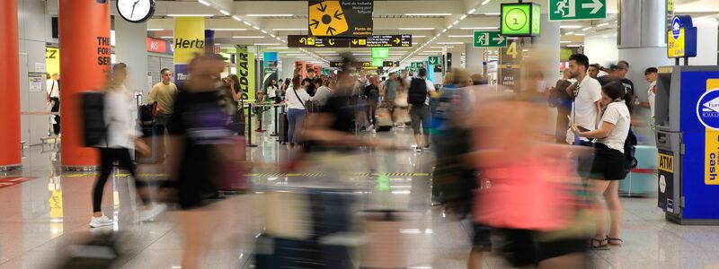 Keine Seltenheit: Hektik am Flughafen von Palma. (Foto Archiv) - Foto: Clara Margais/dpa