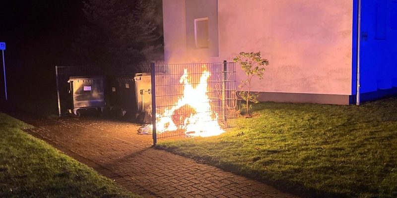 POL-DU: Wanheimerort: Mülltonnen und Altpapiercontainer in Vollbrand - Wer hat verdächtige Beobachtungen gemacht? - Foto: presseportal.de