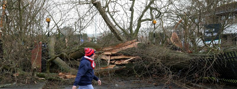 In Irland und Teilen Großbritanniens stand das öffentliche Leben zeitweise still. - Foto: Uncredited/AP/dpa