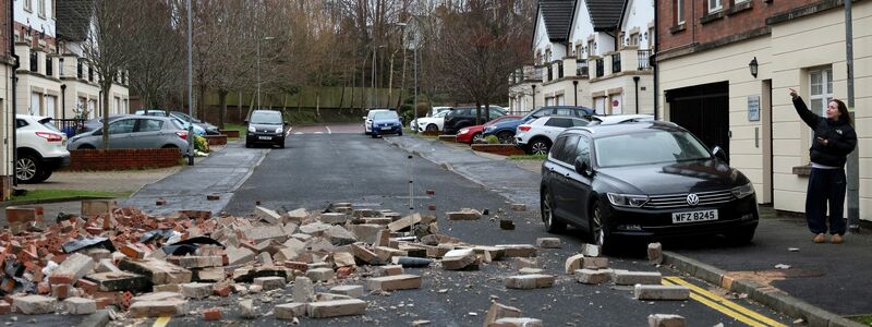 Der Sturm riss Bäume heraus und beschädigte Häuser teils erheblich. - Foto: --/AP/dpa