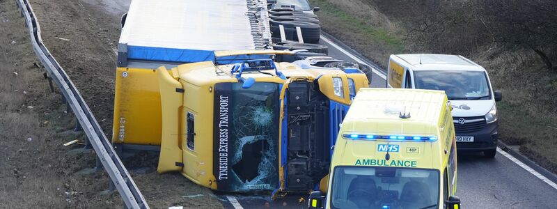 Der Sturm führte auch im Straßenverkehr zu erheblichen Beeinträchtigungen. - Foto: Owen Humphreys/PA Wire/dpa