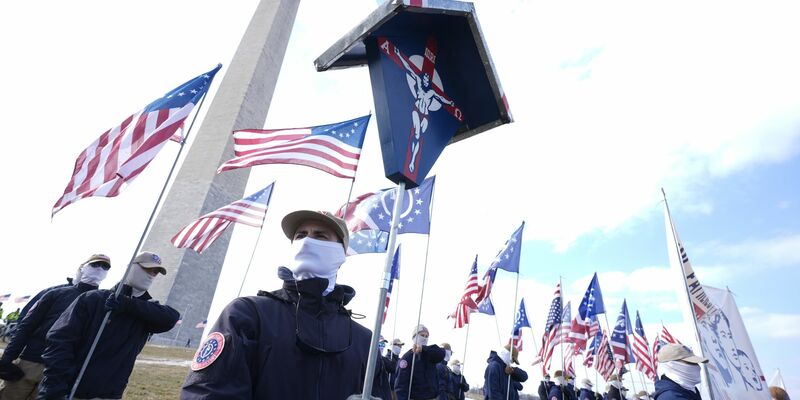 Die «Patriot Front» propagiert rassistische, xenophobe und antisemitische Ideologien. - Foto: Manuel Balce Ceneta/AP/dpa