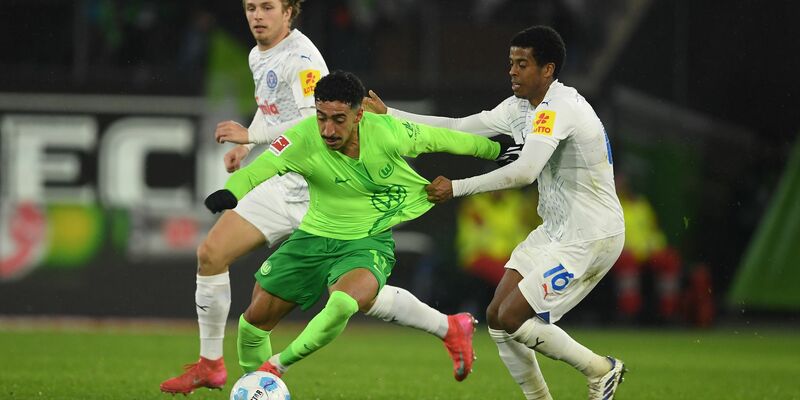 Wolfsburgs Mohamed Amoura (r) spielt gegen Kiels David Zec. - Foto: Swen Pförtner/dpa