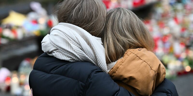 Kerzen, Blumen und Plüschtiere zeigen die Anteilnahme der Menschen. - Foto: Arne Dedert/dpa
