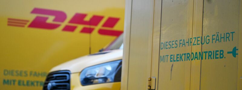 Auch er fährt Stromer: ein DHL-Paketbote auf dem Weg zu seinem Elektro-Transporter. - Foto: Wolf von Dewitz/dpa