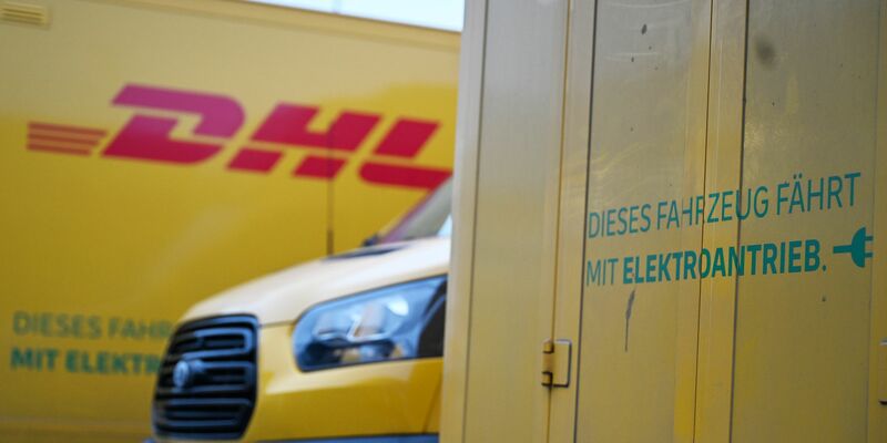 Plastikboxen der Deutschen Post stehen in einer Zustellbasis herum - auch dort könnte der Warnstreik Auswirkungen haben. - Foto: Wolf von Dewitz/dpa