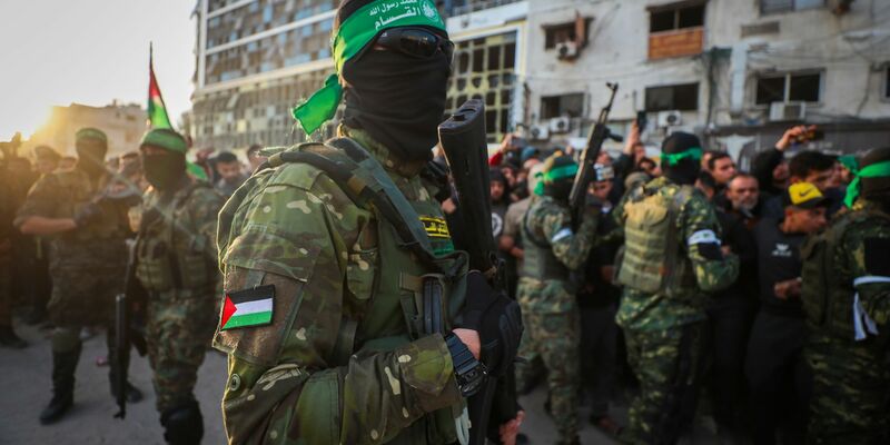 Ein Konvoi des Roten Kreuzes holt am vergangenen Wochenende in der Stadt Gaza israelische Geiseln ab. - Foto: Abed Hajjar/AP/dpa