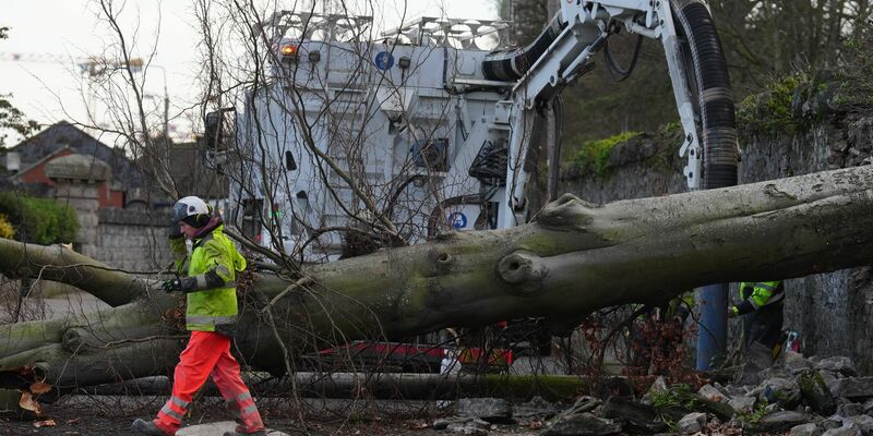 Die Wetterlage in Irland und Großbritannien bleibt angespannt. - Foto: Brian Lawless/PA Wire/dpa