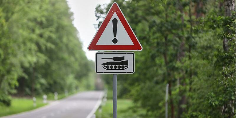 Warnung vor Panzern (Archiv) - Foto: über dts Nachrichtenagentur