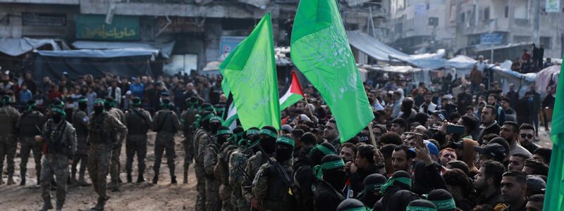 Die vier freigelassenen Soldatinnen unmittelbar vor ihrer Übergabe an das Rote Kreuz in Gaza-Stadt - Foto: Abed Hajjar/AP/dpa