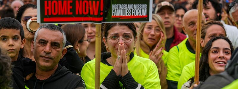 Viele Menschen verfolgten in Tel Aviv die Nachricht über die Freilassung von vier Geiseln aus Hamas-Gefangenschaft. - Foto: Ariel Schalit/AP/dpa