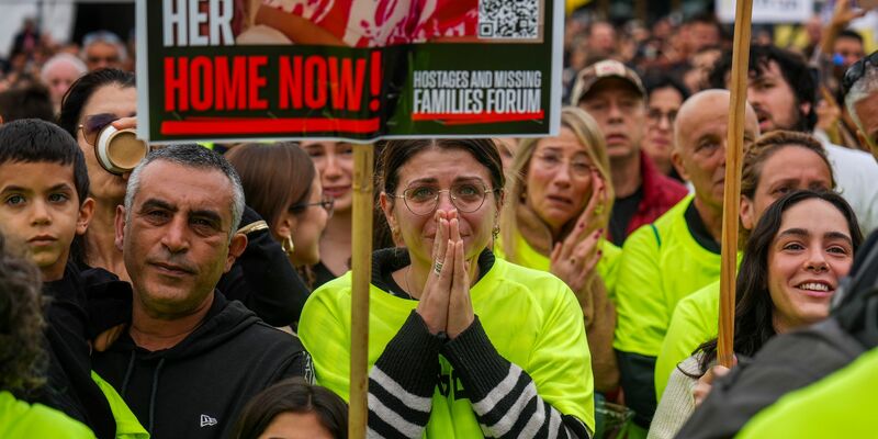 In Israel sehen Menschen die Freilassung der Geiseln. - Foto: Ariel Schalit/AP/dpa