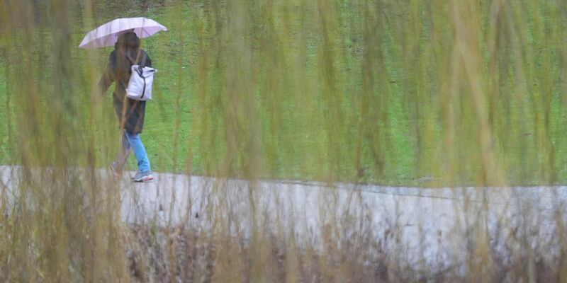 Wechselhaft wird das Wetter am Sonntag, es regnet und zeitweise kommt die Sonne heraus. - Foto: Marcus Brandt/dpa