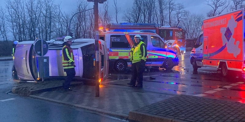 FW-EN: Verkehrsunfall mit 2 Fahrzeugen - Feuerwehr ist gleich zweimal Retter in der Not - Foto: presseportal.de