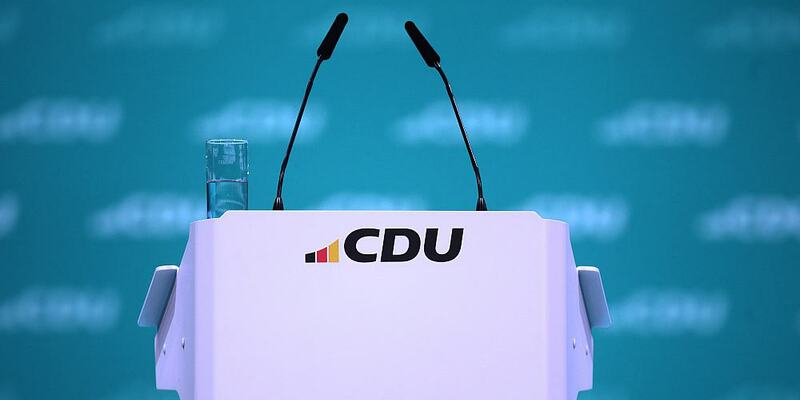 Rednerpult mit CDU-Logo (Archiv) - Foto: über dts Nachrichtenagentur