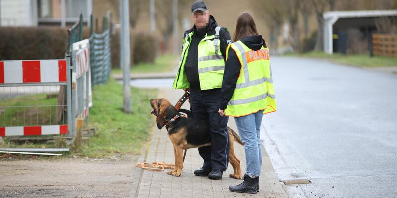 Nach dem Fund einer Leiche sucht die Polizei nun die Untermieterin des Opfers. - Foto: Stefan Rampfel/dpa