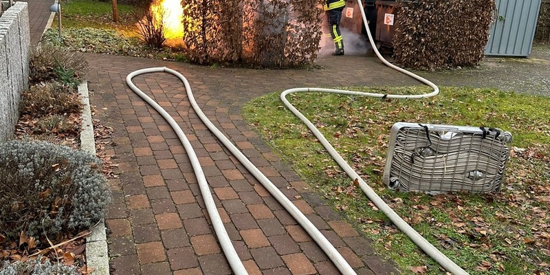 FW Celle: Papiercontainer brennen in der Hattendorffstraße - Foto: presseportal.de