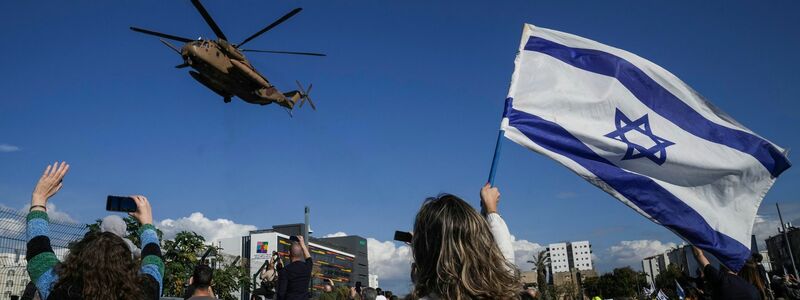 Den Geiseln wurden in Israel bereits erwartet - ihnen wurde ein emotionaler Empfang bereitet.  - Foto: Maya Alleruzzo/AP/dpa