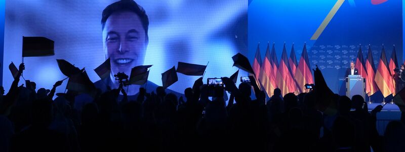 Tesla-Chef Elon Musk lässt sich beim AfD-Wahlkampfauftakt feiern.  - Foto: Sebastian Willnow/dpa