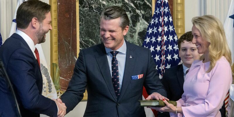 US-Vize Vance vereidigt den neuen Pentagon-Chef.  - Foto: Rod Lamkey/AP Photo/dpa