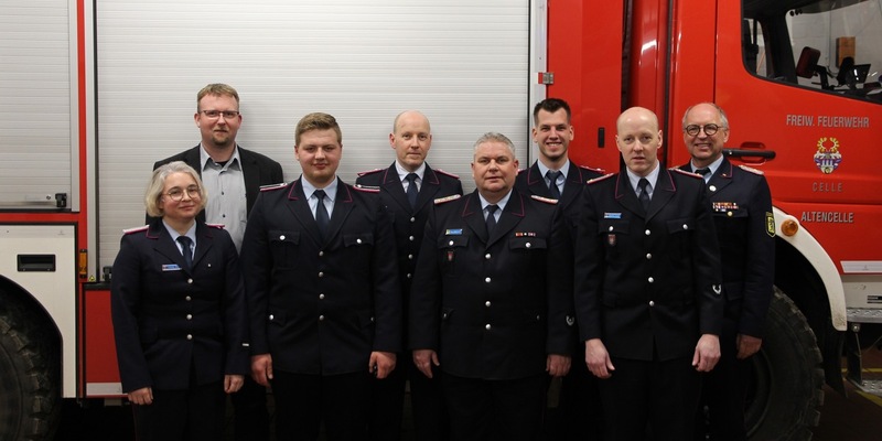 FW Celle: Mitgliederversammlung der Feuerwehr Altencelle - Ortsbrandmeister Sebastian Promoli mit Ehrennadel des LFV Niedersachsen in Bronze ausgezeichnet - Foto: presseportal.de
