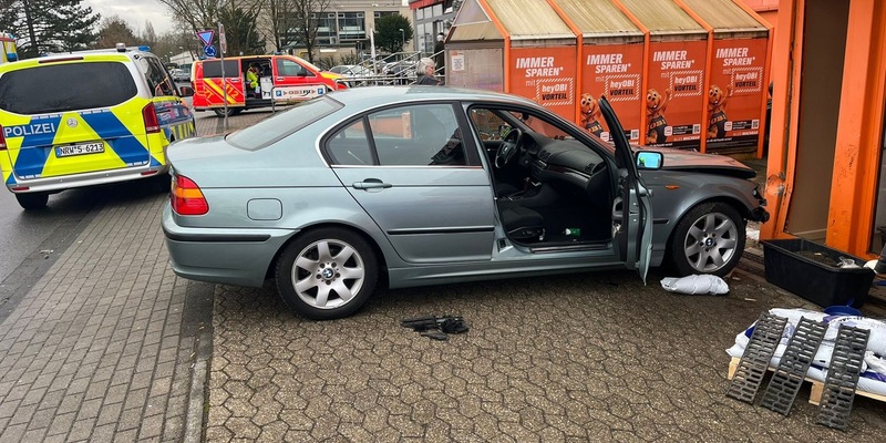 FW Ratingen: Verkehrsunfall - PKW fährt in Geschäftshaus - Foto: presseportal.de