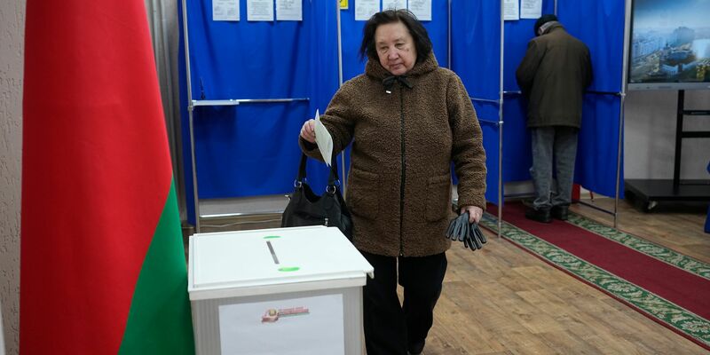 Schon vor dem eigentlichen Wahltag soll fast die Hälfte der Bevölkerung abgestimmt haben.  - Foto: Pavel Bednyakov/AP/dpa