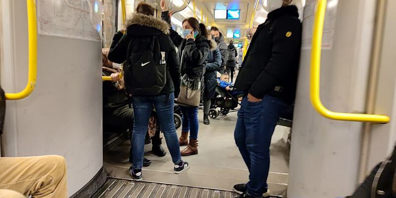 Menschen in einer U-Bahn (Archiv) - Foto: über dts Nachrichtenagentur