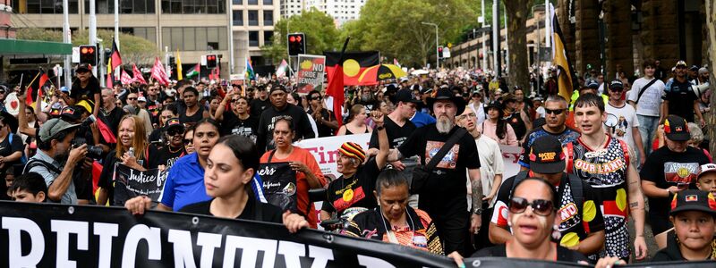 Zehntausende Menschen haben in Australien gegen den umstrittenen Nationalfeiertag  «Australia Day» protestiert. - Foto: Steven Markham/AAP/dpa