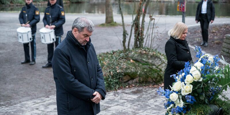 Die Gedenkfeier wurde per Leinwand übertragen - Foto: Daniel Vogl/dpa