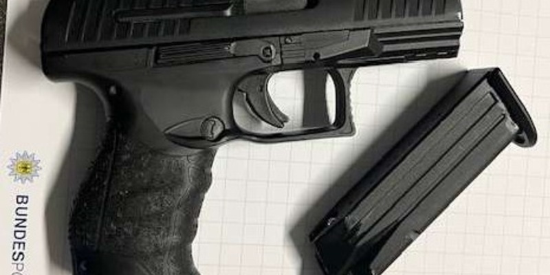 BPOL NRW: Bundespolizisten stellen Schreckschusswaffe eines 21-Jährigen sicher - Foto: presseportal.de