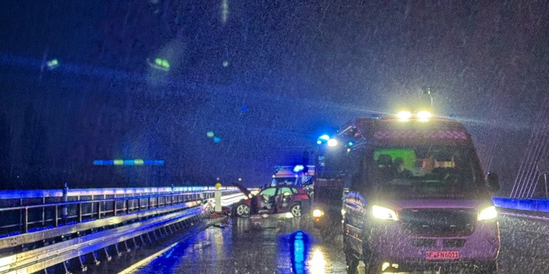 FW-NE: Verkehrsunfall auf der Fleher Brücke | Unfallfahrzeug alarmierte Feuerwehr via eCall - Foto: presseportal.de