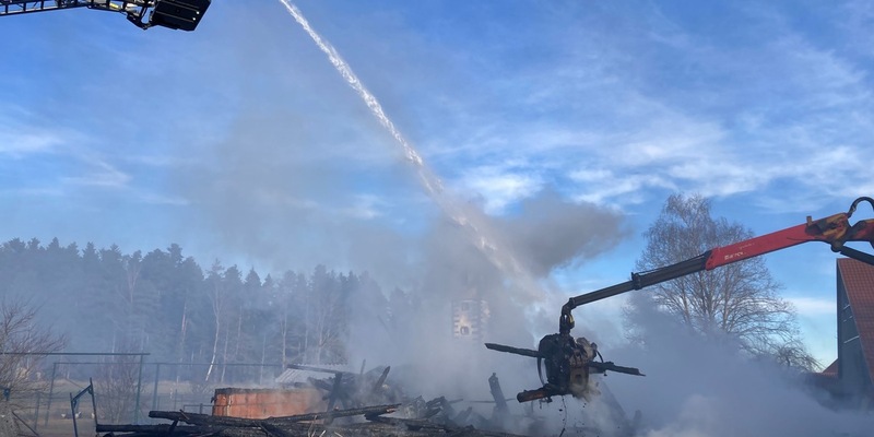 KFV-CW: Feuerwehr kann ein Übergreifen der Flammen auf Wohnhaus verhindern/ Scheune in der Ortsmitte von Lengenloch abgebrannt - Foto: presseportal.de