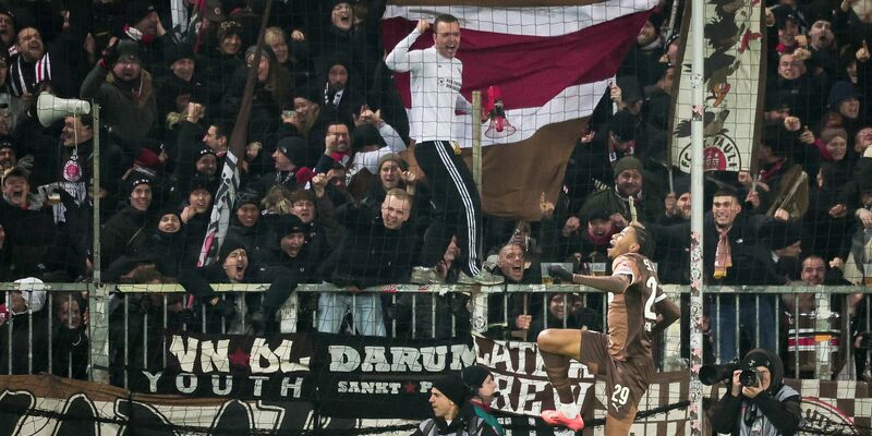 St. Paulis Morgan Guilavogui (r) feiert sein Tor zum 1:0 mit Noah Weißhaupt. - Foto: Christian Charisius/dpa