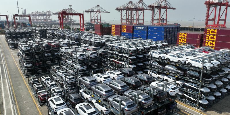 Chinesische Elektro- und Hybridautos für den Export. Die Stromer werden von der EU mit Zöllen belegt. (Archivbild) - Foto: XinHua/dpa