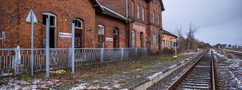 Der im Privatbesitz befindliche Bahnhof Malchow in Mecklenburg-Vorpommern ist seit Jahren geschlossen und verfällt. (Archivbild) - Foto: Jens Büttner/dpa