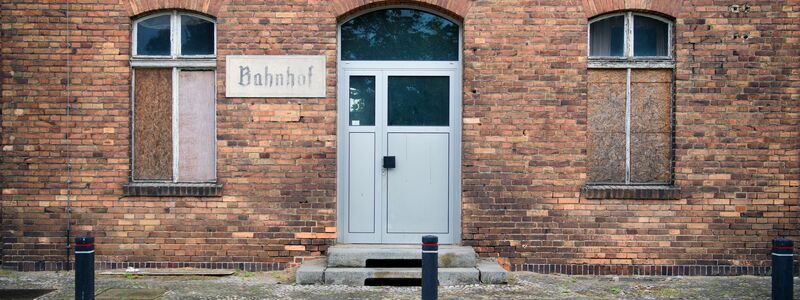 Ein verkauftes und runtergekommenes Bahnhofsgebäude auf der Strecke Dresden-Berlin. (Archivbild) - Foto: Soeren Stache/dpa-Zentralbild/dpa