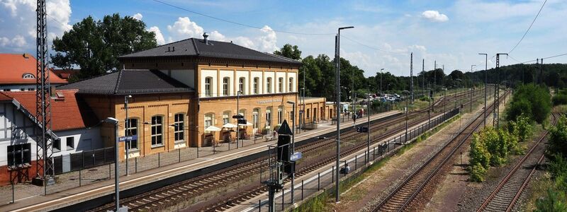 Der Bahnhof Bad Belzig wurde schon vor vielen Jahren umfassend saniert - und dient nun als gutes Beispiel einer Weiterentwicklung im Sinne der Verkehrswende. (Archivbild) - Foto: Soeren Stache/dpa-Zentralbild/ZB