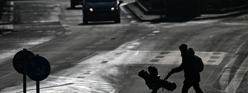 Fachleute warnen, dass Fußgänger wegen falsch geparkter Autos oft erst spät gesehen werden. (Archivbild) - Foto: Sebastian Christoph Gollnow/dpa