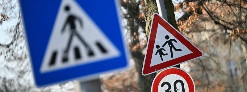 Die Gewerkschaft der Polizei fordert eine Regelgeschwindigkeit von 30 km/h innerorts. (Archivbild) - Foto: Sebastian Christoph Gollnow/dpa